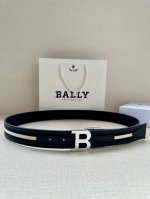 Bally巴利 专柜新款荔枝纹皮 男士休闲布配皮双用腰带 宽3.4Cm这款帆布腰带饰以蓝色和奶油色迷幻火车条纹，搭配蓝色皮表面，B字 搭扣更显纤细，采用钛金属色