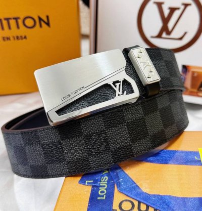 皮带：Lv..路易..威登顶级复刻. 腰带：原单品质百分百头层牛皮，保证真皮。雕花镂空工艺.真空电镀.永不掉色.24K纯钢扣头层老花，黑格，棕格，黑花，格仔系列