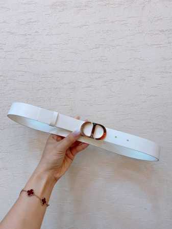 Dior 树脂扣面、金色黄铜金属 30 Montaigne *Cd*腰带 饰有*Christian Dior*标志 富有光泽的金色饰面金属细节 两个可拆卸环 小 - 点击图像关闭