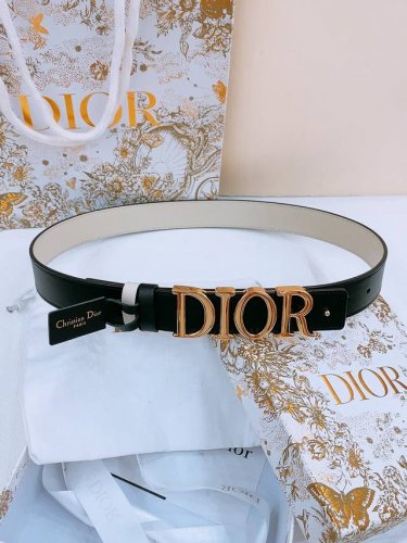 Dior D-Dream腰带采用光滑牛皮材质精心制作，搭配富有光泽的金属Dior腰带扣提升格调。突显腰部曲线，彰显优雅气质，可与牛仔裤、半身裙或连衣裙轻松搭配。