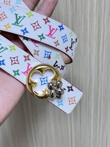 特 当季新款，3.0Mm，白彩 另一面进口树高底，做工精细，时尚，美观大方。搭配精品扣