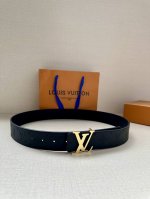 特 本款4.0宽 Lv Initiales 双面腰带选用崭新 Epi Xl 皮革，以丰盈触感演绎 Epi 图案的放大版本，翻转即见 Monogram 压纹。金属
