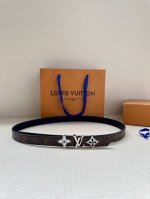 宽 Lv Trio 双面腰带拼合细腻牛皮革和 Monogram 帆布，为中央金属搭扣聚焦 Lv Circle 标识 Monogram 花卉，雅致设计实现更多造型