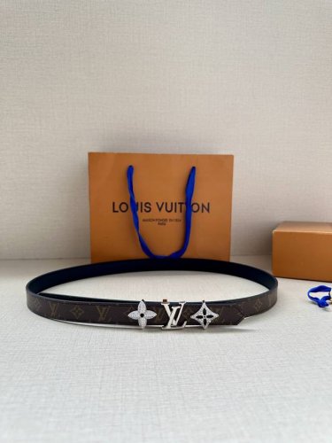 宽 Lv Trio 双面腰带拼合细腻牛皮革和 Monogram 帆布，为中央金属搭扣聚焦 Lv Circle 标识 Monogram 花卉，雅致设计实现更多造型