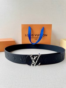 经典Monogram压纹邂逅彩虹扣头，黑调质感拉满。从通勤到派对，一扣解锁百变风格，是衣橱里不可或缺的吸睛利器，让你轻松成为全场焦点 DDD