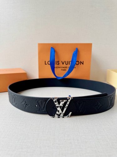 经典Monogram压纹邂逅彩虹扣头，黑调质感拉满。从通勤到派对，一扣解锁百变风格，是衣橱里不可或缺的吸睛利器，让你轻松成为全场焦点 DDD