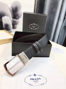 普拉达 由于正反两面颜色深浅不同，这款3.4厘米宽的两面穿皮带可搭配不同的服装。其抛光钢带扣上标有Prada徽标，是理想的礼品之选。