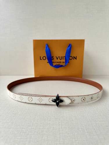 2.0宽Lv Mini Flowergram 双面腰带取材 Monogram 帆布和缝线皮革，以尖瓣 Monogram 花卉搭扣映衬榄尖形腰带末端，为纤细设计注