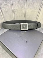 宽度：4.0Cm 范思哲 万象纹腰带饰有标志性的Versace美杜莎头像扣，彰显品牌格调。是一款精美的衣橱必备单品。