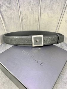 宽度：4.0Cm 范思哲 万象纹腰带饰有标志性的Versace美杜莎头像扣，彰显品牌格调。是一款精美的衣橱必备单品。