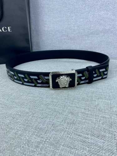 宽度4.0Cm Versace 范思哲 此款palazzo腰带采用牛皮革面料制作 并饰有Le pop Classique图案印花和标志性的美杜莎五金配件