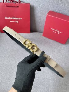 配全套包装礼盒 菲拉格慕：女士双面进口小牛皮头层腰带，搭配8字精品扣，2.5Cm支持nfc