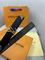 Pretty Lv 路易威登 双面腰带以耀目金属雕琢 Lv Initiales 搭扣和末端的不完整 Monogram 花卉，凝聚工艺淬炼和创意巧思。宽度2.0C
