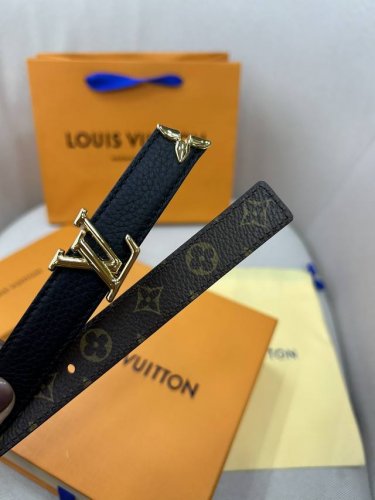 Pretty Lv 路易威登 双面腰带以耀目金属雕琢 Lv Initiales 搭扣和末端的不完整 Monogram 花卉，凝聚工艺淬炼和创意巧思。宽度2.0C