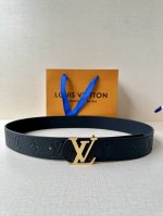 4.0宽 Lv Dimension 双面腰带将经典格调引入新颖尺幅设计。皮革压印 Lv 字母和 Monogram 花卉 令品牌标识低调完成潮流蜕变