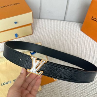 特 寬度：40Mm 男士最新頂級原單腰帶 此款腰帶雙面可用 搭配新款316鋼搭扣 雙面選用進口原廠Togo荔枝 與專櫃一致 以一當二