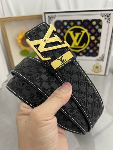 品名 Lv..路易..威登原单 材质 原单牛皮腰带 百分百头层牛皮腰带保证真皮 24K纯钢扣 专柜原单品质 做工精细 时尚大牌 送人自用首选 包装 请认准如图专