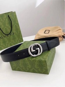 宽度38Mm 今天给大家种草一款超级时尚的腰带 古驰进口荔枝纹牛皮，纹理细腻有质感，凸显品质。纯铜扣设计，手工蜡线缝制扣头，细节处彰显精致。 95-125Cm码