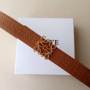 品牌:罗意威 价格p特 尺寸:带宽32Mm 正品尺寸 五金材质:专柜精品扣，真空电镀，工艺精细 带身材质:天然头层牛皮，质感十足，手感柔软。时尚个性，经典百搭！