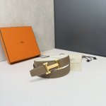 特 爱马仕HermèS男款腰带以其精湛的工艺、高品质的材料和经典的设计而备受推崇，是男士时尚配饰中的顶级选择。最具标志性的设计是带有“H”标志的扣头，简约大气且