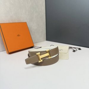 特 爱马仕HermèS男款腰带以其精湛的工艺、高品质的材料和经典的设计而备受推崇，是男士时尚配饰中的顶级选择。最具标志性的设计是带有“H”标志的扣头，简约大气且