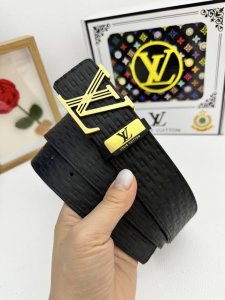 品名：Lv..路易..威登原单 材质：原单牛皮腰带 百分百头层牛皮腰带保证真皮，24K纯钢扣，专柜原单品质、做工精细，时尚大牌，送人自用首选 包装： 请认准如图