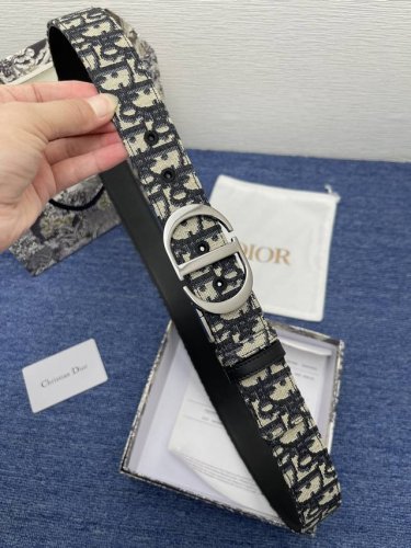 迪奥550 3.5Cm。特 这款 Montaigne Avenue 腰带从同名手袋汲取灵感，采用黑色光滑 牛皮革精心制作，质感柔软，设计优雅，饰以富有光泽的新款