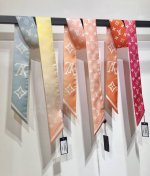 Plv2415Lv Aurora Nano束发带！令细腻桑蚕丝在渐变色彩中展露微妙莹泽，一面铺陈大号 Lv 字母和 Monogram 花卉，反转即现小号 Mon