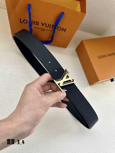 本款 3.4宽 Lv Aerogram 双面腰带令哑光 Lv Aerogram 搭扣占据中央，一面契合搭扣色彩，另一面呈现反差视效。