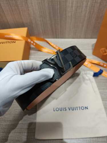 配全套包装礼盒 Virgil Abloh 以先锋美学理念解读 Lv Tag 腰带，以经典 Lv 搭扣俘获视觉焦点。Monogram 帆布和进口小牛砂皮分饰两面。