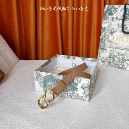 Dior的马鞍腰带已成为品牌的标志性款式，是每个衣橱的必备品。这款绒面小牛皮腰带重新演绎了这一经典款式，其特点是带有立体感的Cd金属搭扣。它是搭配裙子、连衣裙或 - 点击图像关闭