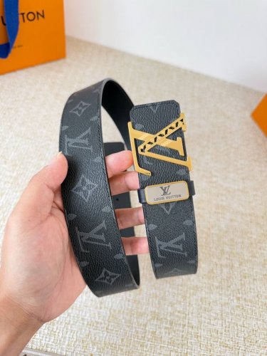 品名： Lv..路易..威登腰带皮带原单 型号：挂扣，经典纯钢材质挂扣，头层牛皮，图片实物拍摄 材料：头层牛皮，挂扣系列，纯钢材质扣头，钯镀电镀工艺永不掉色。原