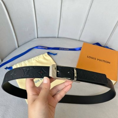 特 P180 寬：35Mm 驢家新品 Nigo新品限量版 皮帶面採用全粒面壓品牌花紋 搭配原廠小牛皮底製成 全新造型針扣搭扣造成 令人眼前一亮 長度裁剪