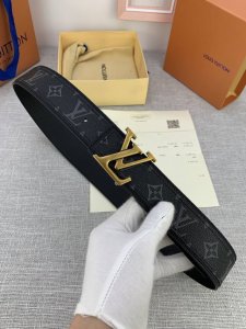 4.0宽 配以标志性字母真空电镀搭扣。进口全新荔枝纹皮贴克老花 款柔软而现代的腰带具有休闲风格。