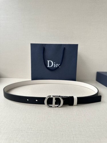宽度2.0Cm Dior 这款 Montaigne 腰带从同名手袋汲取灵感 可翻面使用 以双面设计重新诠释经典 采用光滑牛皮革等材质精心制作 一面为奶白色 另一
