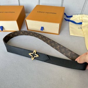 Lv 驢牌專櫃同步 全新原單女士腰帶系列 寬度30毫米 M0067 優雅的帆布設計搭配進口荔枝紋牛皮 可雙面佩戴 醒目的金銀色處飾有字母logo與花卉圓釘 別有