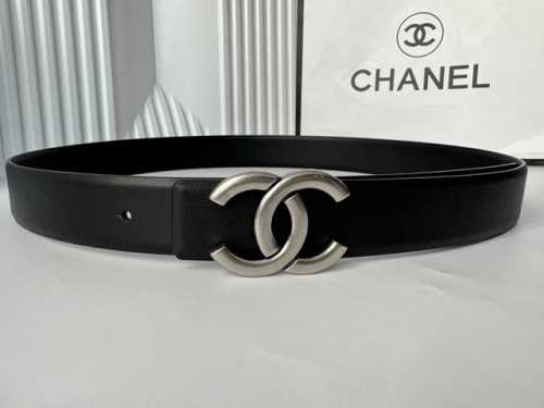 Chanel香奈儿 双面小牛皮腰带双面可用，拥有经典双C挂扣设计，简约而时尚，适合各种场合佩戴。3.0Cm