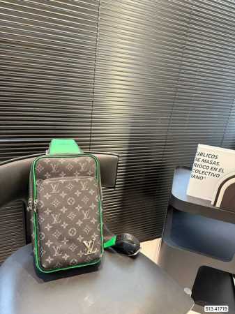 新款男士胸包 Lv胸包，采用拉链，方便取用，无论您的氛围如何，您都可以毫不费力地携带这款时尚腰包。内部饰有简约而精心设计的内饰。这款胸包足以容纳所有小物品。可是 - 点击图像关闭