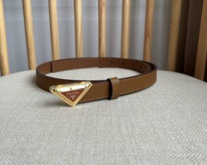 特 Prada 普拉达 专柜最新款 这款腰带设计简约而不失精美 金属搭扣呈现标志性的三角形徽标轮廓 彰显品牌格调 Saffiano皮革以其涂蜡饰面和交叉平行线阴