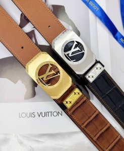皮带：Lv..路易..威登顶级原单复刻. 腰带：百分百头层牛皮，保证真皮。雕花镂空设计24K纯钢扣.永不掉色进口原厂鳄鱼皮纹路.纯手工双线缝制工艺双面两用专柜同