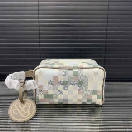 Louisvuitton 路易威登 Lv印花洗漱包袋 手拿包 化妆包 经典百搭 实物拍摄 原厂原版面料 配送防尘袋 礼盒 12 X 22 Cm。 - 点击图像关闭