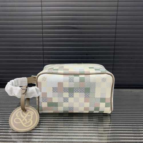 Louisvuitton 路易威登 Lv印花洗漱包袋 手拿包 化妆包 经典百搭 实物拍摄 原厂原版面料 配送防尘袋 礼盒 12 X 22 Cm。