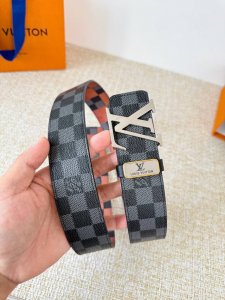 品名： Lv..路易..威登腰带皮带原单 型号：挂扣，经典纯钢材质挂扣，头层牛皮，图片实物拍摄 材料：头层牛皮，挂扣系列，纯钢材质扣头，钯镀电镀工艺永不掉色。原