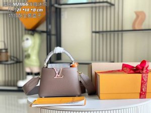 特级配全套包装 特级精品原厂皮M21166 M21165大象灰配异域沙蛇贝壳扣 本款 Capucines Mini 手袋取材 Taurillon 皮革，以异域沙