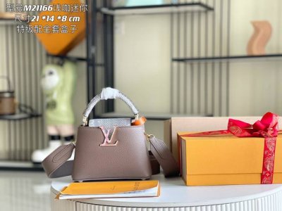 特级配全套包装 特级精品原厂皮M21166 M21165大象灰配异域沙蛇贝壳扣 本款 Capucines Mini 手袋取材 Taurillon 皮革，以异域沙