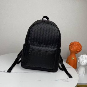 Bv 最新款男士双肩包 原单品质 官网同步 采用顶级打腊胎牛皮 手感超赞 专柜原装五金 独特的设计风格 完美至极 细节做工精致 大气中有内涵 高端上档次 高品质