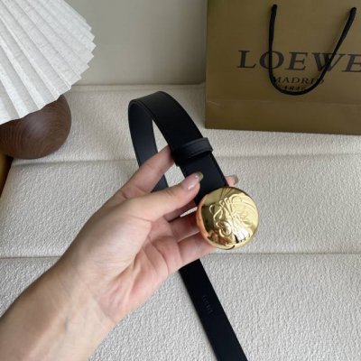 特 罗意威新款光滑牛皮革腰带，饰以金属Loewe品牌标志Logo，宽2.8Cm，五孔调节。颜色：黑色
