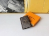 颜色 黑 粉 卡其尺寸 12X9Lv Vertical Cp 钱包采用精美粒面 Taurillon 皮革制成，配有撞色衬里。滑动式 Lv 首字母搭扣让人想起标志