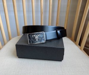 特 Prada 普拉达 专柜最新款 这款简约的腰带饰以新颖的混合图案 Saffiano皮革优雅的交叉平行线阴影图案与鳄鱼皮的精美纹理之间 彰显饱满的同色设计 标