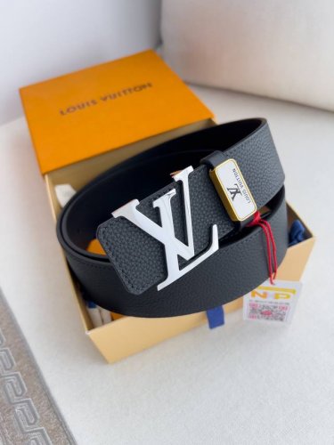 品名： Lv..路易..威登腰带皮带原单 型号：挂扣，经典纯钢材质挂扣，头层牛皮，图片实物拍摄 材料：头层牛皮，挂扣系列，纯钢材质扣头，钯镀电镀工艺永不掉色。原
